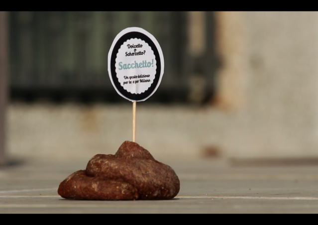 DOLCETTO O SCHERZETTO? SACCHETTO! La dog guerrilla di Kiki Pelosi per Milano.