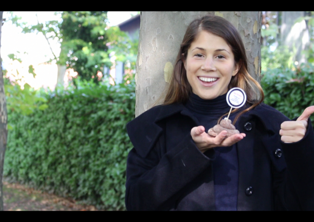 DOLCETTO O SCHERZETTO? SACCHETTO! La dog guerrilla di Kiki Pelosi per Milano.